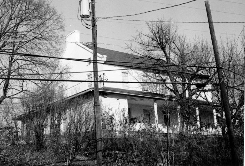 Colonial Manor